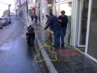 Φωτογραφία για Καστοριά: Οδός Μητροπόλεως - Καταστηματάρχες καθάρισαν τα πεζοδρόμια [video]