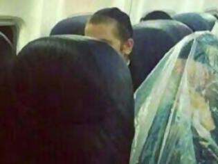 Φωτογραφία για Γιατί αυτός ο άνδρας μπήκε στο αεροπλάνο μέσα σε πλαστική σακούλα;