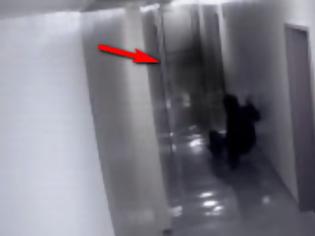 Φωτογραφία για Φάντασμα...; Δέχτηκε επίθεση απο σκιά που κατέγραψαν κάμερες ασφαλείας ξενοδοχείου - Βίντεο