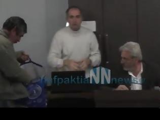 Φωτογραφία για Δείτε το βίντεο από την επίθεση με μπαλτά και τις απειλές στον Δήμαρχο Ναυπακτίας - πατέρα της Νάντιας Μπουλέ
