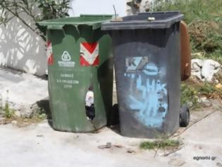 Φωτογραφία για Όταν οι κάδοι είναι για τα σκουπίδια και όχι τα σκουπίδια για τους κάδους
