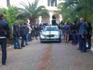 Φωτογραφία για Πάτρα: Συγγενείς και φίλοι αποχαιρέτησαν τον Κώστα Φράγγο - Αλήτες φώναζε ο πατέρας του [video]