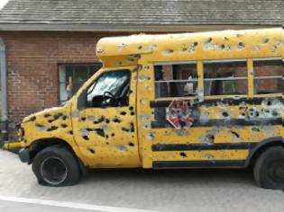 Φωτογραφία για Πανικός στους δρόμους με γαζωμένο από χιλιάδες σφαίρες λεωφορείο