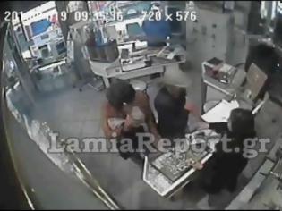 Φωτογραφία για Δείτε πως δυο γυναίκες κλέβουν κοσμηματοπωλείο στη Λαμία [video]