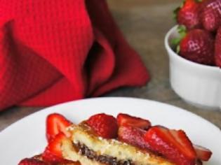 Φωτογραφία για french toast  - με πραλίνα φουντουκιού και φρέσκες φράουλες