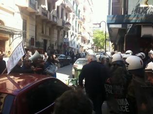 Φωτογραφία για ΤΩΡΑ: Ένταση μεταξύ δικηγόρων και ΜΑΤ έξω από τα γραφεία του Δικηγορικού Συλλόγου Θεσσαλονίκης