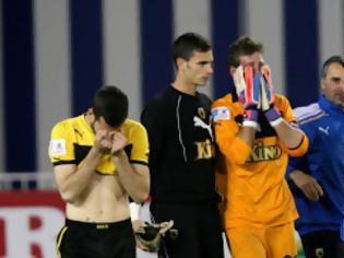 Φωτογραφία για Συγκλονιστικές εικόνες από το γήπεδο του Περιστερίου - Οι παίχτες της ΑΕΚ λύγισαν...έκλαιγαν σαν μικρά παιδιά [photos]