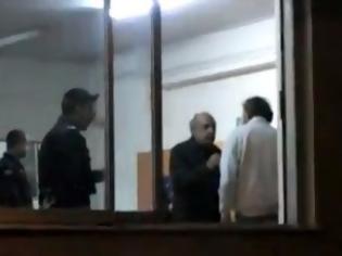 Φωτογραφία για Ο Κολλάτος κρατούμενος στο αστυνομικό τμήμα Συντάγματος [Video]
