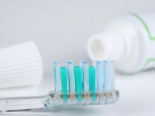 Φωτογραφία για «Tσακωμένοι» με την οδοντόβουρτσα οι έλληνες έφηβοι
