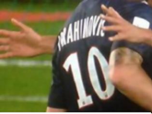Φωτογραφία για Ποδοσφαιριστής φίλησε τον Ιμπραΐμοβιτς στο λαιμό! [Video]