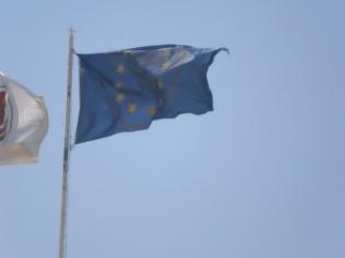 Φωτογραφία για Βόλος: Σχημάτισαν τον αγκυλωτό σταυρό στη σημαία της Ε.Ε.
