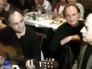 Φωτογραφία για VIDEO - Ο Μίμης Παπαϊωάννου τραγούδα συγκινημένος τον ύμνο της ΑΕΚ