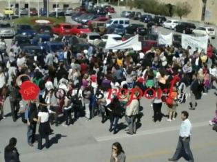 Φωτογραφία για Ξεκίνησε η πορεία διαμαρτυρίας των γονέων στο κέντρο της πόλης κατά της συρρίκνωσης των σχολείων