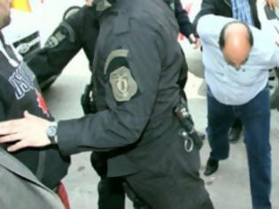 Φωτογραφία για Αμετανόητοι οι επιστάτες της Μανωλάδας - Έφτυσαν τους δημοσιογράφους - Δείτε video