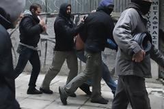 Πάτρα: Επίθεση κουκουλοφόρων στο κουκούλι