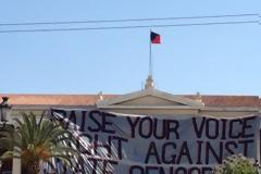 Αντιεξουσιαστές κατέβασαν την ελληνική σημαία στα Προπύλαια