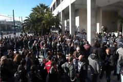 ΣΥΜΒΑΙΝΕΙ ΤΩΡΑ: Αντιεξουσιαστές συγκεντρώθηκαν στη ΓΑΔΑ