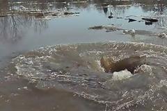 Μυστηριώδης ρουφήχτρα «καταπίνει» κυριολεκτικά τα πάντα [Video]