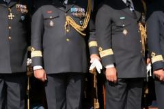 Η κυβέρνηση κλείνει το μάτι στους απόστρατους