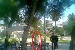 H τρέλα πάει στην... Πάτρα: Γυμνός άνδρας παρίστανε το άγαλμα σε πλατεία - Δείτε φωτο