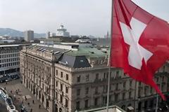 Η Ελβετία επεκτείνει τους περιορισμούς στις άδειες εργασίας