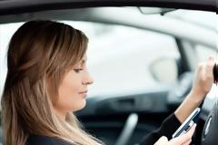 Επικίνδυνα και τα ηχητικά μηνύματα στην οδήγηση