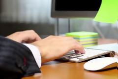 Aπίστευτα τεχνάσματα για να αποφύγουν την απόλυση χρησιμοποιούν επίορκοι δημόσιοι υπάλληλοι