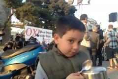 Με κατσαρόλες, κουτάλια και λογαριασμούς της ΔΕΗ στα χέρια, πολίτες διαμαρτύρονται στον Λευκό Πύργο