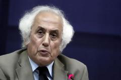 Ο Ρουπακιώτης αρνείται να υπογράψει απολύσεις συμβασιούχων του δημοσίου