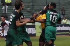 Του έκοψαν το ποδόσφαιρο επειδή χτύπησε διαιτητή