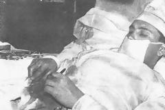 Απίστευτο: Χειρούργησε μόνος του τον εαυτό του