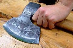 Σκόρπισε πανικό στα Μεγάλα Καλύβια Τρικάλων κρατώντας… τσεκούρι