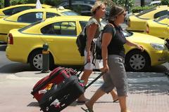 Τέλος στο ελεύθερο τιμολόγιο των ταξί για περιηγήσεις τουριστών – μπαίνει πλαφόν 25 ευρώ