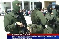 Εντυπωσιακή επίδειξη του ειδικού τμήματος των αλεξιπτωτιστών (Video)