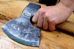 Απειλούσε τους συγχωριανούς του με τσεκούρι