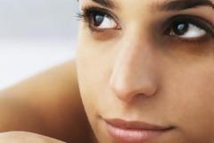 Το μυστικό για να καλύψεις άψογα τους μαύρους κύκλους