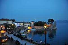 Παιχνιδιάρικο φεγγάρι από το Λιμάνι της Ναυπάκτου