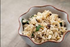 H συνταγή της ημέρας: Νηστίσιμο ρύζι με σταφίδες και κουκουνάρι