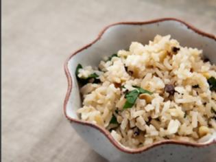 Φωτογραφία για H συνταγή της ημέρας: Νηστίσιμο ρύζι με σταφίδες και κουκουνάρι