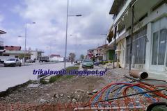 Επιτέλους γίνονται πεζοδρόμια στην οδό Καλαμπάκας στα Τρίκαλα