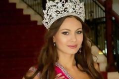 Η Μις Ρωσία είπε πως ο ήλιος γυρίζει γύρω απ' τη γη και... παρέδωσε το στέμμα της [Video]