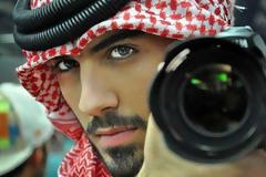 Αυτός είναι ο άνδρας που απέλασαν επειδή είναι πολύ όμορφος