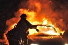 Στις φλόγες αυτοκίνητο και κάδοι απορριμμάτων τα ξημερώματα