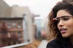 «Φρενάρει» την κυκλοφορία των φουτουριστικών γυαλιών η Google