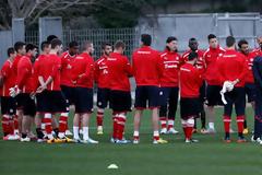 ΜΙΤΣΕΛ : ΝΑ ΣΕΒΕΣΤΕ ΤΗΝ ΟΜΑΔΑ ΚΑΙ ΤΟΝ ΕΑΥΤΟ ΣΑΣ