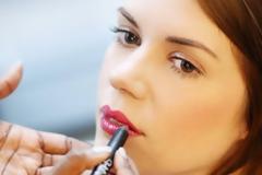 Ξενύχτησες το βράδυ; Μάθε τα make up τρικς των ειδικών για να δείχνεις ξεκούραστη το επόμενο πρωί