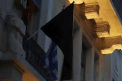 Ύψωσε μαύρη σημαία ο Kολλάτος στο σπίτι του απέναντι από τη γερμανική πρεσβεία