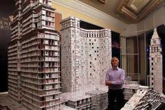 Μια πόλη από τραπουλόχαρτα. [video]