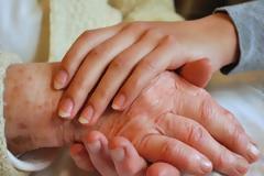 Η κρίση στέλνει πίσω στα σπίτια τους ηλικιωμένους της Κρήτης