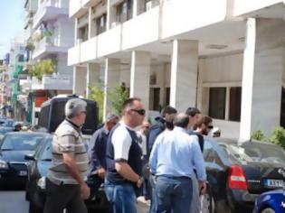 Φωτογραφία για Πάτρα: Mε αλεξίσφαιρο ο Aλέξης Φράγκος στο Αστυνομικό Mέγαρο - Την Μ. Τρίτη απολογείται για τη δολοφονία Τσίρκα - Ποιοι είναι οι πέντε που συνελήφθησαν μαζί του στην Αθήνα - Δείτε φωτο